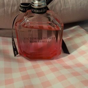 Victoria Secret Bombshell Perfume 💕💕
